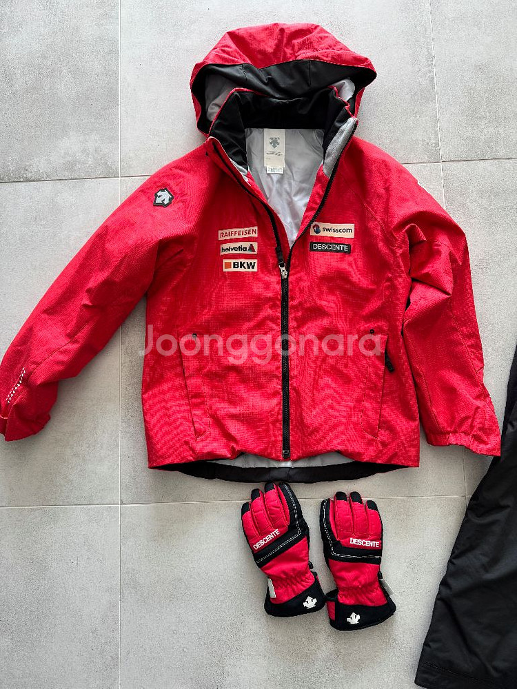 데상트 주니어 150 스키복 + 장갑--1