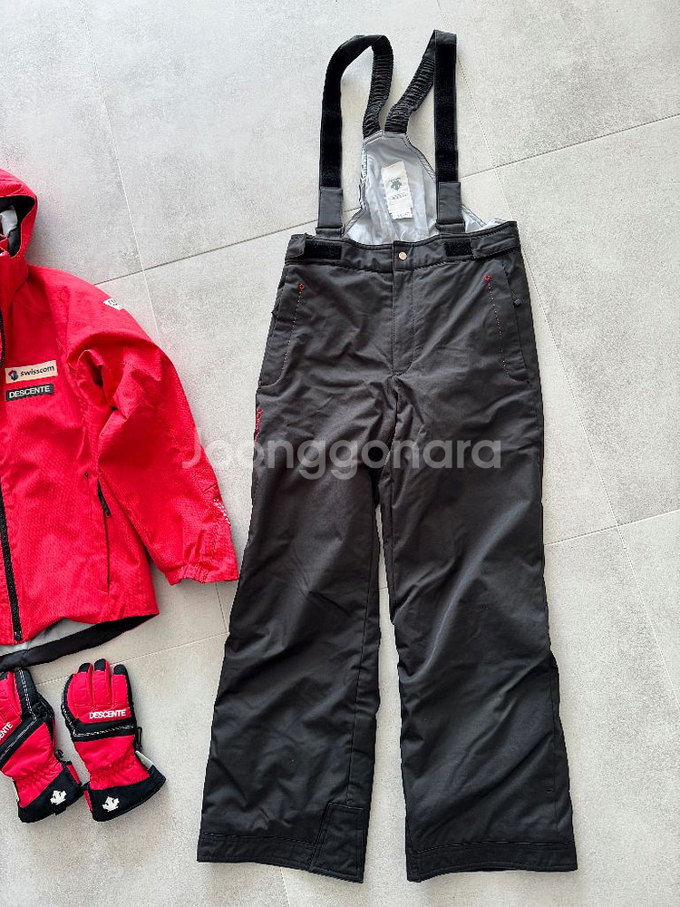 데상트 주니어 150 스키복 + 장갑--2