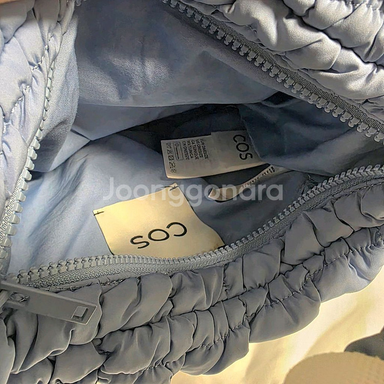 COS 퀼티드 미니백 라이트블루--2