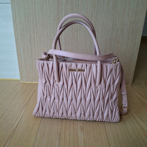 미우미우 마틀라세 도트앤숄더정품