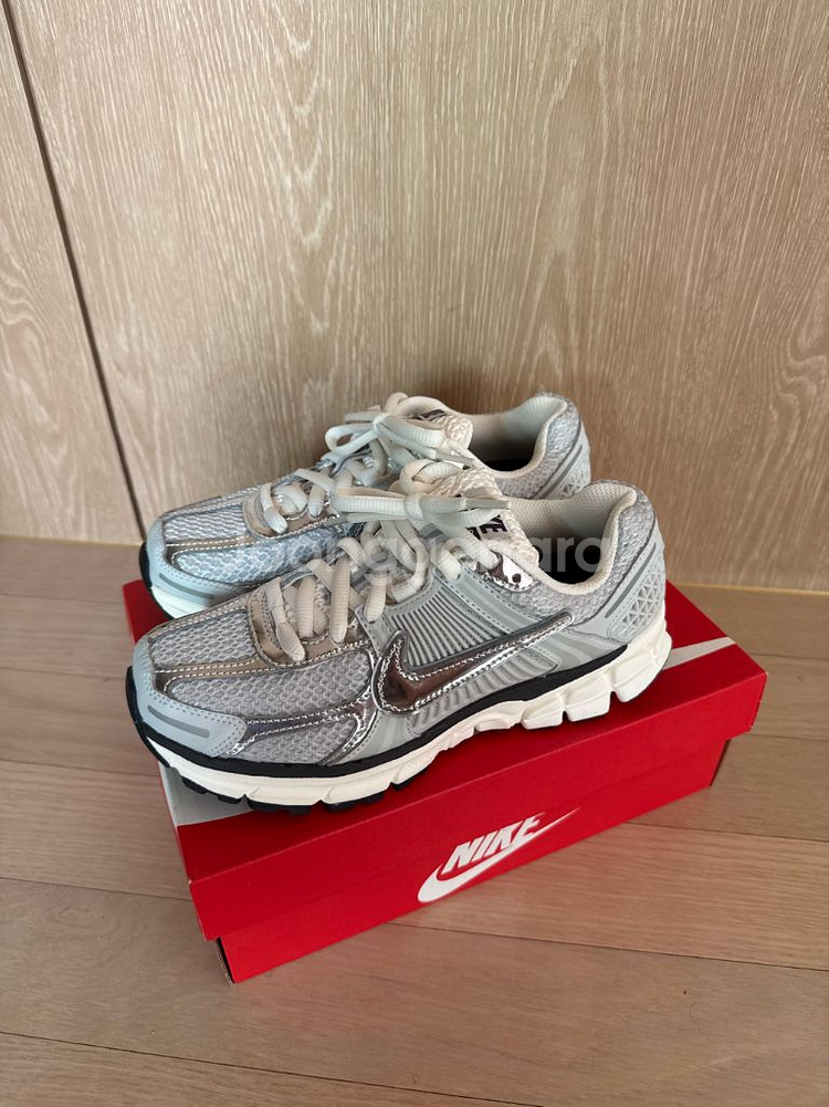 나이키 줌 보메로5 운동화 240--0