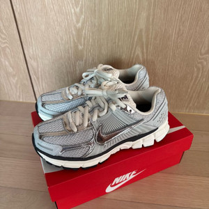 나이키 줌 보메로5 운동화 240