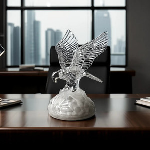 성공과 번영의 상징. 프랑스 최고급 크리스탈 독수리 장