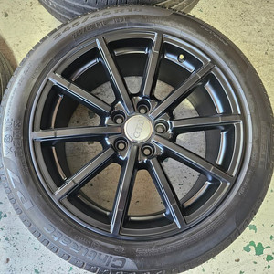 블랙 아우디 18인치 휠타이어