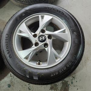 중고 아반떼 15인치 휠타이어