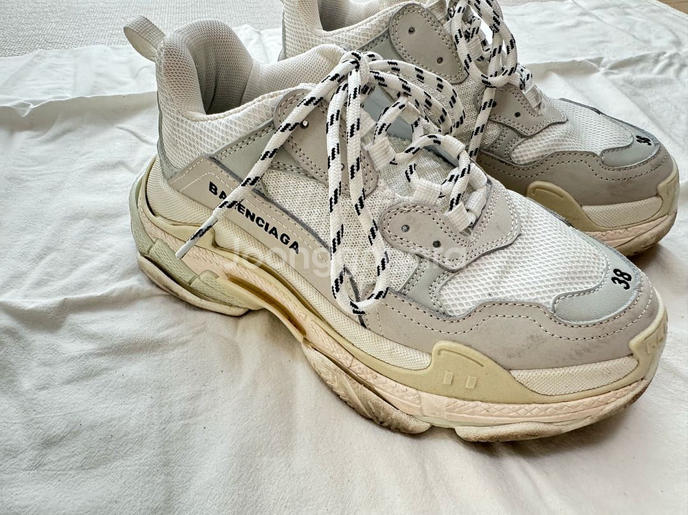 발렌시아가 트리플 S 스니커즈 흰색 245mm 택포5만--1