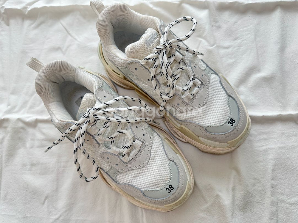 발렌시아가 트리플 S 스니커즈 흰색 245mm 택포5만--0