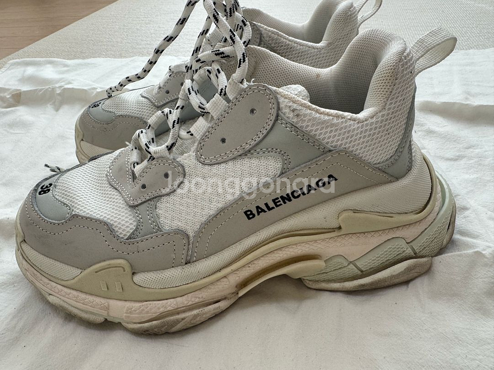 발렌시아가 트리플 S 스니커즈 흰색 245mm 택포5만--6