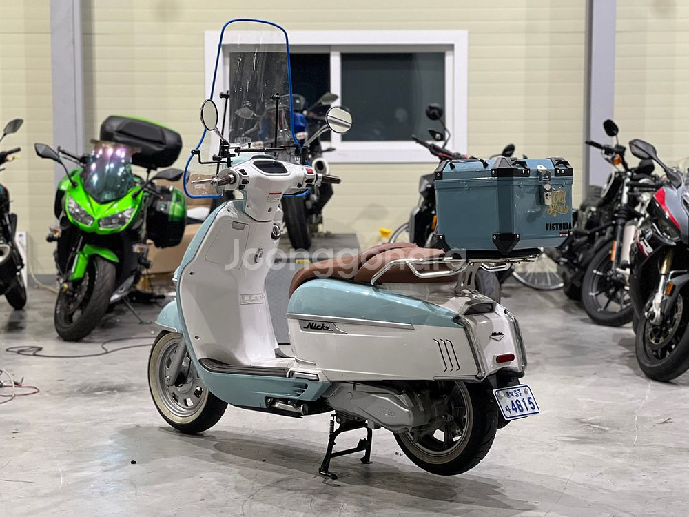 빅토리아 니키 25년식 700km 탑박스및 윈드등 신차--2