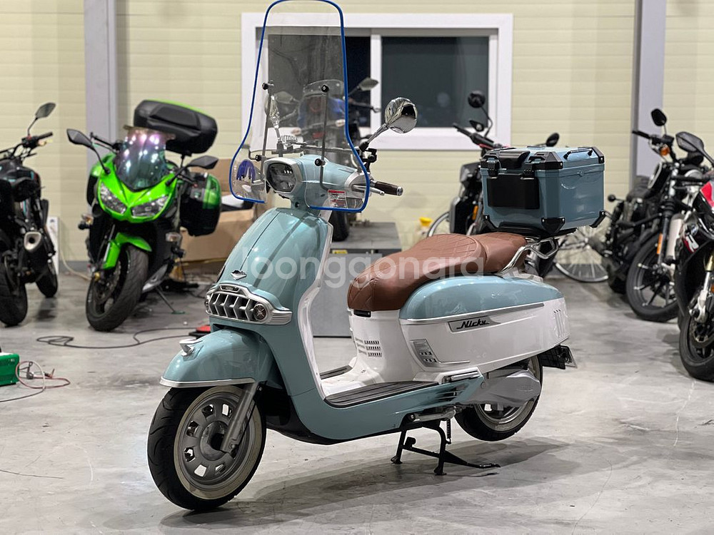 빅토리아 니키 25년식 700km 탑박스및 윈드등 신차--4