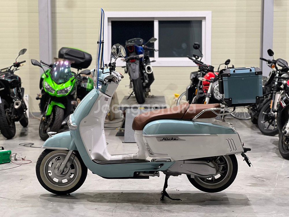 빅토리아 니키 25년식 700km 탑박스및 윈드등 신차--3