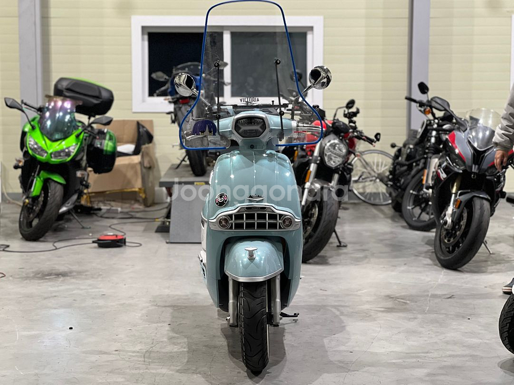 빅토리아 니키 25년식 700km 탑박스및 윈드등 신차--5