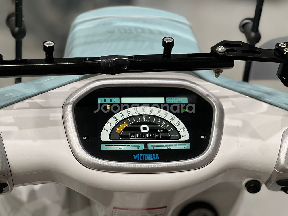 빅토리아 니키 25년식 700km 탑박스및 윈드등 신차--9