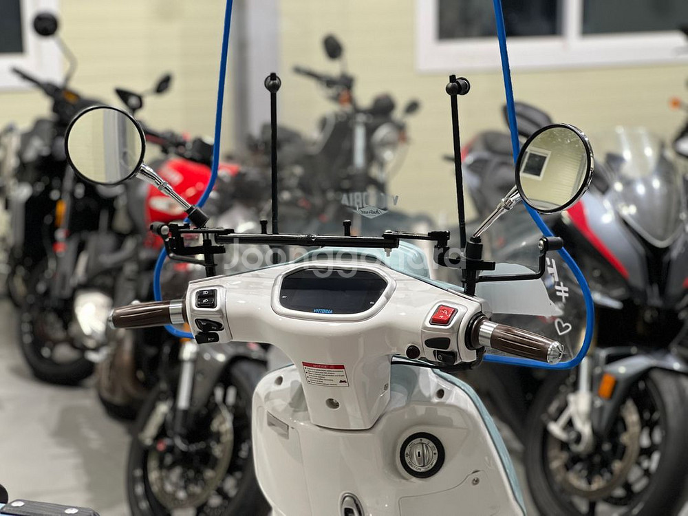 빅토리아 니키 25년식 700km 탑박스및 윈드등 신차--8