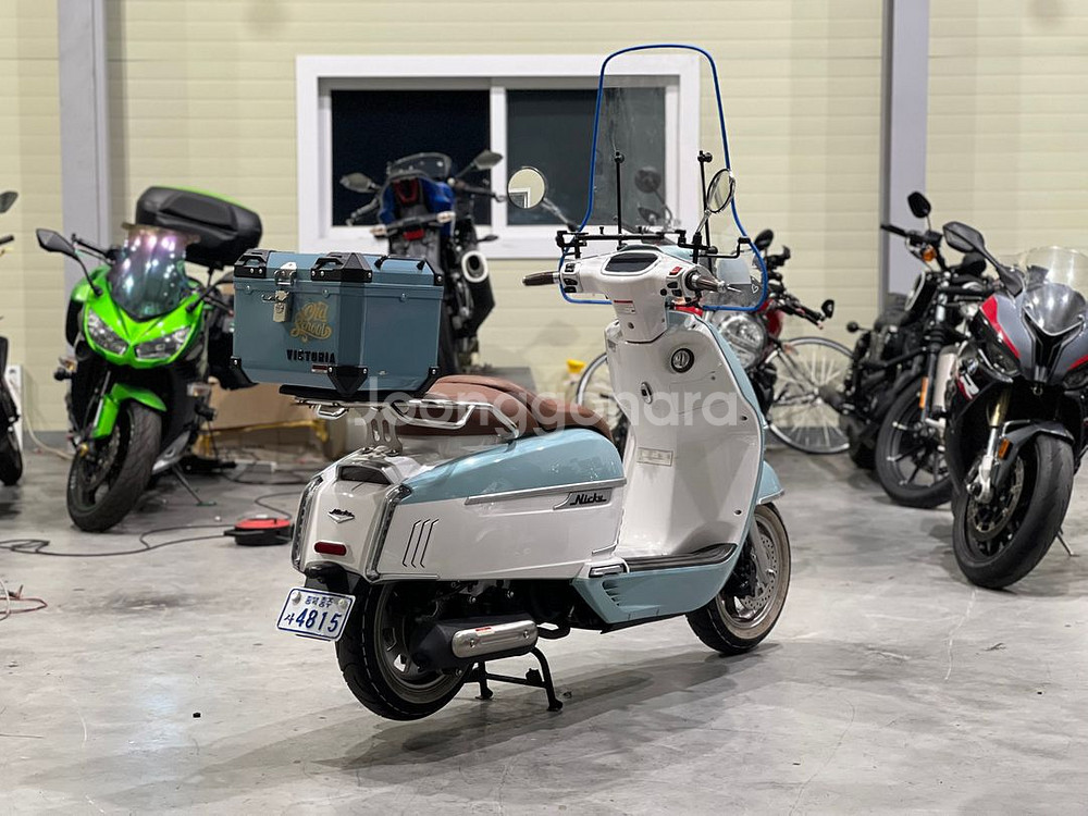 빅토리아 니키 25년식 700km 탑박스및 윈드등 신차--7