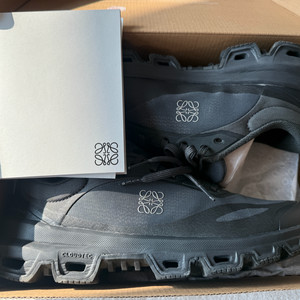 로에베 온러닝 클라우드 벤처 2.0 스니커즈 건메탈