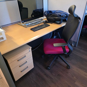 퍼시스 사무용 책상. 서랍. 의자