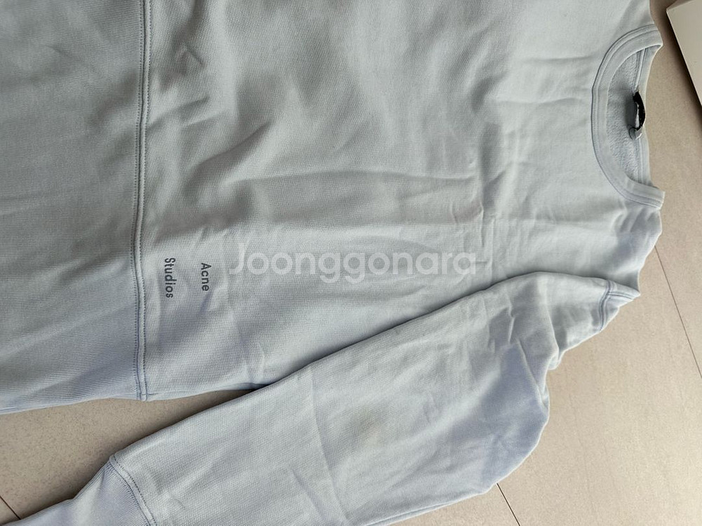 아크네 하늘색 맨투맨팔아요--3