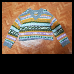 써스데이아일랜드 자카드 브이넥 풀오버 니트