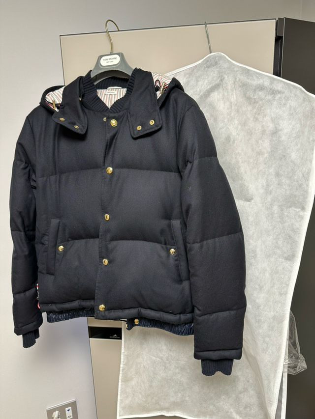 톰브라운 백삼선 패딩 4사이즈--1