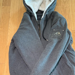 무스너클 버니스웨터