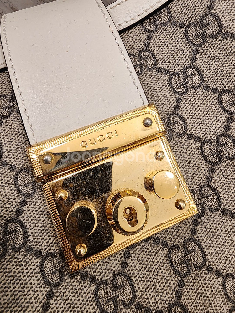 구찌 GG 슈프림 패드락 숄더백 미디엄 479197--4