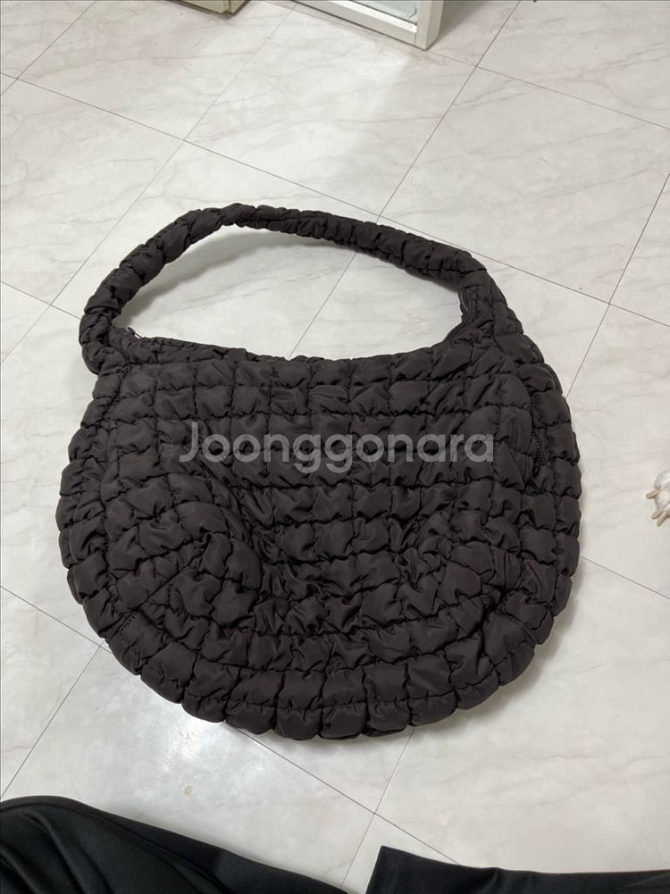 코스 퀼티드 오버사이즈 숄더백 브라운--0