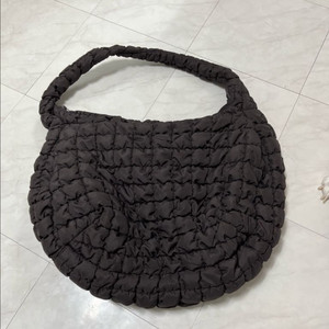 코스 퀼티드 오버사이즈 숄더백 브라운