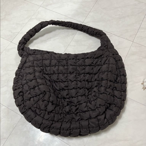 코스 퀼티드 오버사이즈 숄더백 브라운