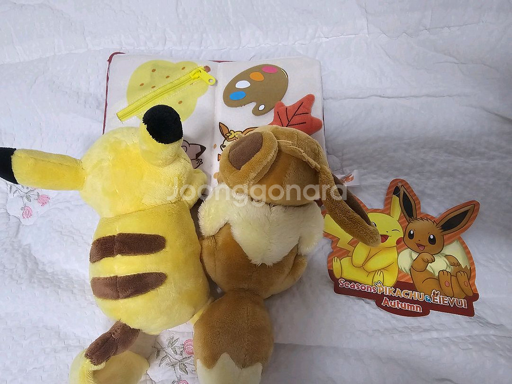 [반택포] 포켓몬센터 정품 계절 시리즈 피카츄와 이브이--1