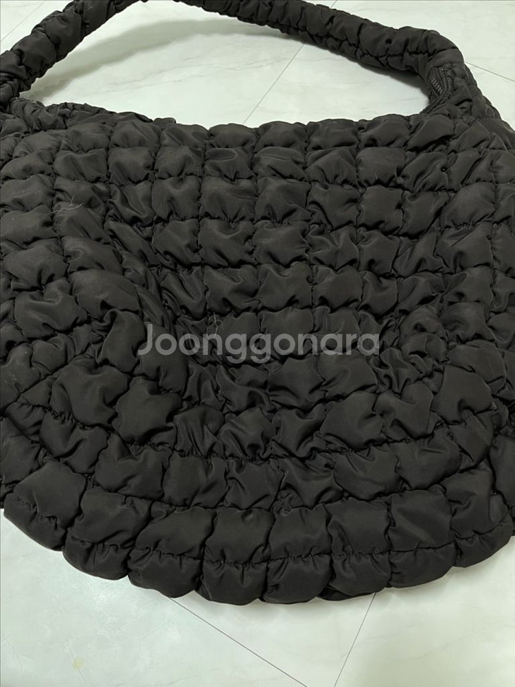 코스 퀼티드 오버사이즈 숄더백 브라운--1