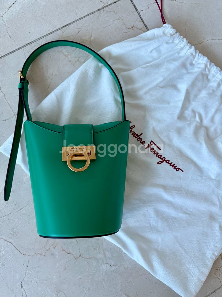 페라가모 트리폴리오백 새상품--1