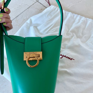 페라가모 트리폴리오백 새상품