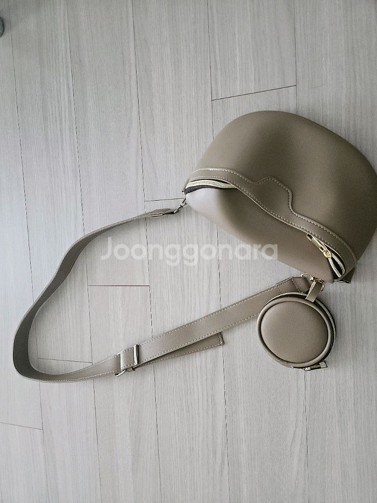 베이지색 크로스백 + 둥근 파우치--0