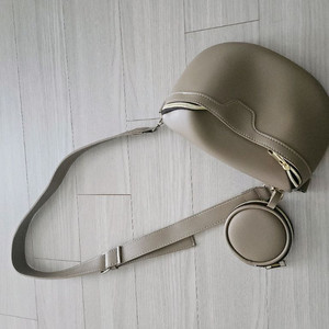 베이지색 크로스백 + 둥근 파우치