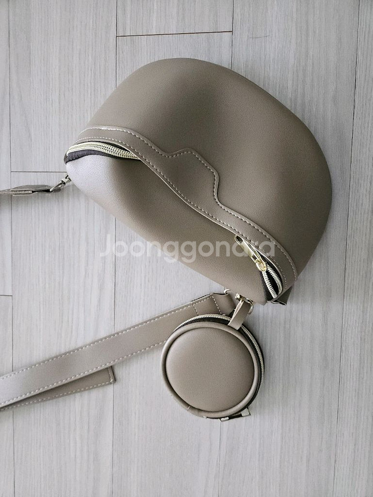 베이지색 크로스백 + 둥근 파우치--1