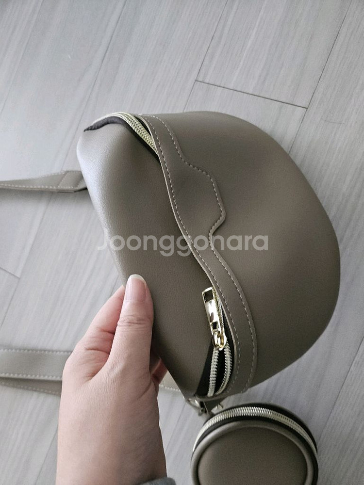 베이지색 크로스백 + 둥근 파우치--3