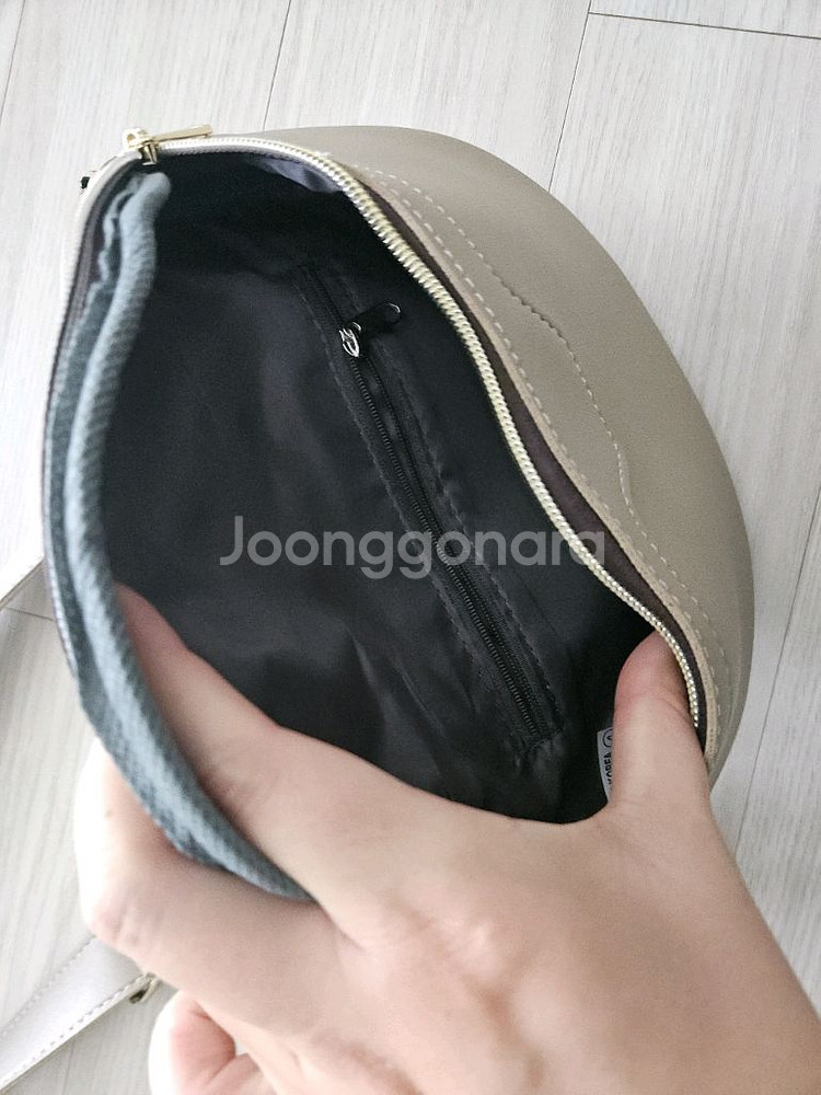 베이지색 크로스백 + 둥근 파우치--4