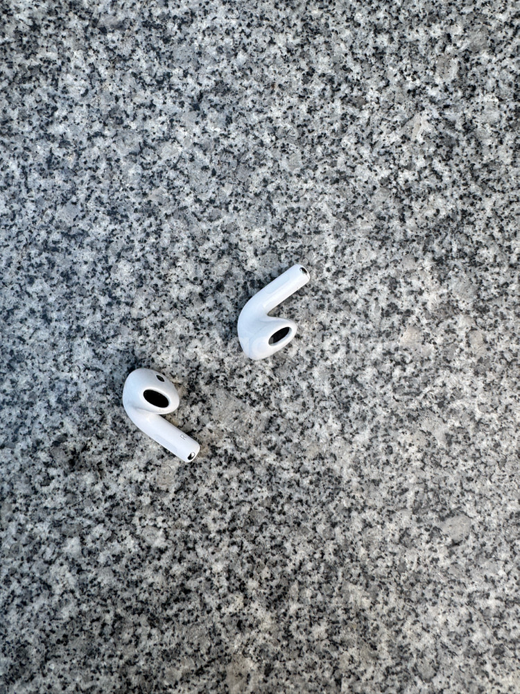 케이스를 잃어 버려서 에어팟 4 팝니다 (노이즈0)--0