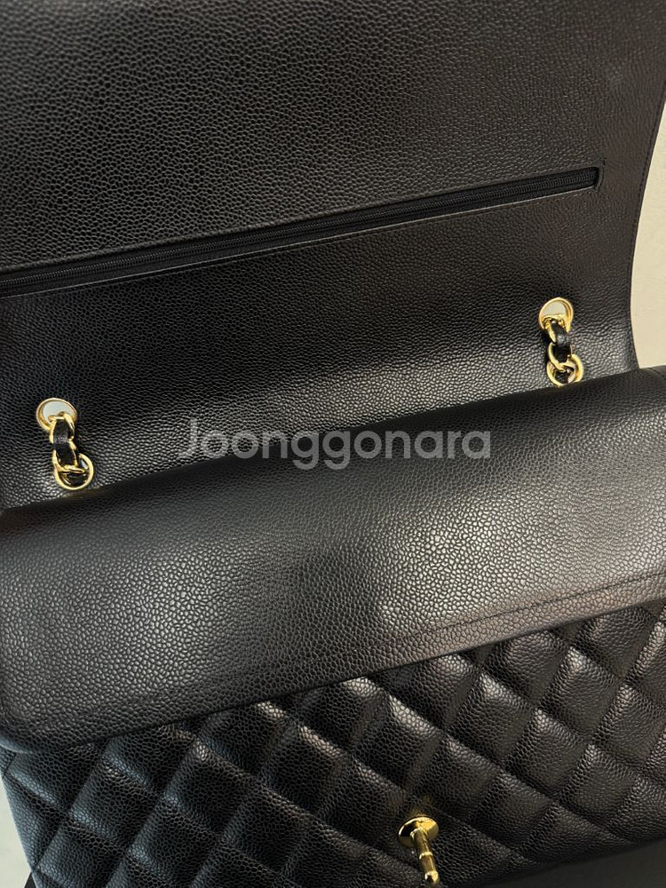 민트급 샤넬 클래식 맥시 캐비어 금장--4