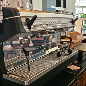 시모넬리 아피아2 에스프레소 머신