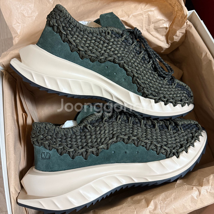 새제품 발렌티노 크로쉐 스니커즈 41--0