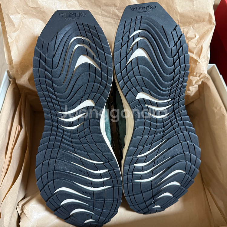 새제품 발렌티노 크로쉐 스니커즈 41--4
