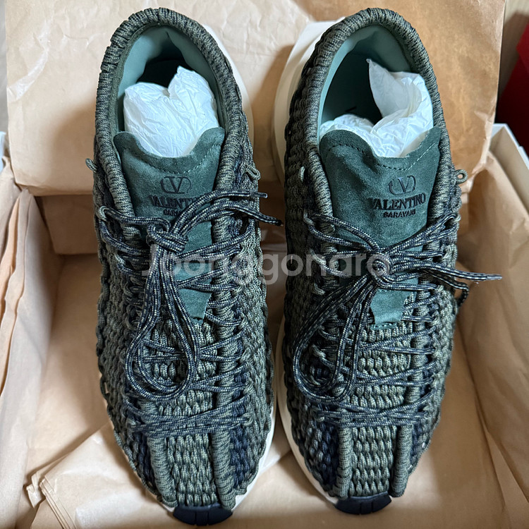 새제품 발렌티노 크로쉐 스니커즈 41--3