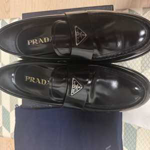 프라다로퍼 6.5(260)사이즈 팝니다.