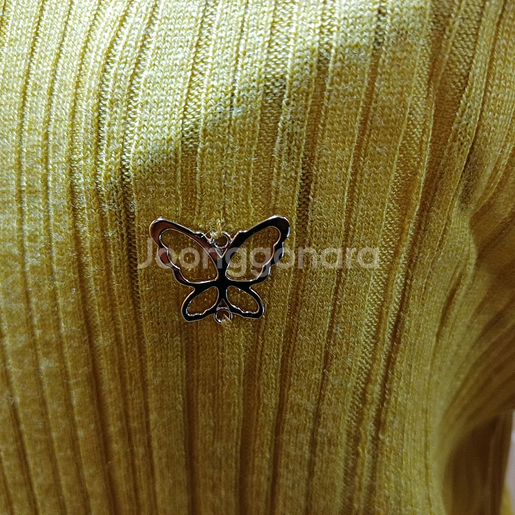 안나수이(ANNA SUI) 골드 립 니트 90 size--2