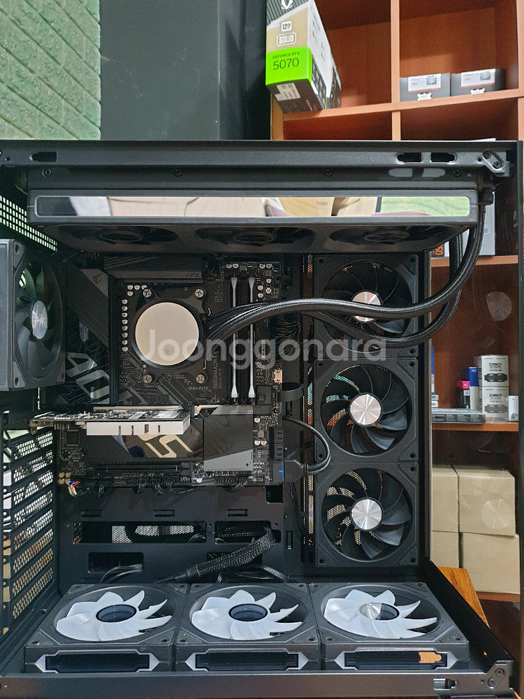 미사용 ) 9800X3D & RTX5070TI 컴퓨터--8