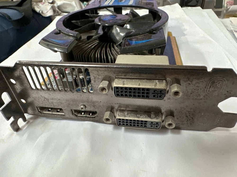 엔비디아 쿼드로 그래픽 카드 + 라데온 HD 5750 이미지