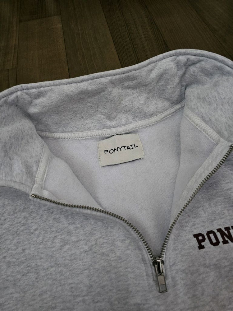 기모) 포니테일 하프집업 멜란지그레이 버건디 로고--4