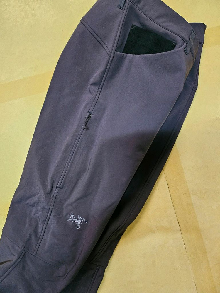 아크테릭스 크레스톤 SV와 AR 바지 이미지